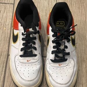 Nike Low-Top Sneakers in White, Black & Orange